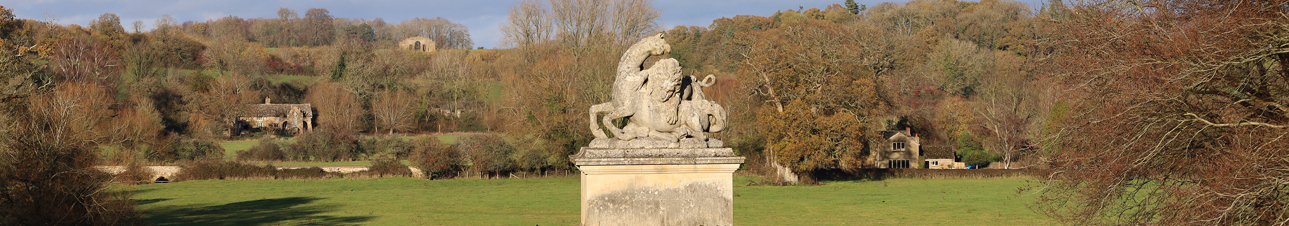 sgldwb018021gdj273ukdesignstatue-of-lion-and-horse-with-kents-eyecatcher-at-the-background