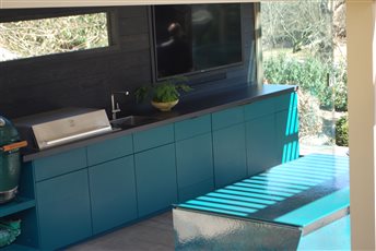 Cubic outdoor kitchen paired with Vlaze adapt modular outdoor kitchen
