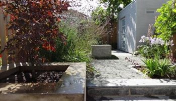 Minimal Geometric Layout creates strong volumes in a tiny back garden.