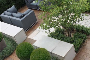 Modern courtyard garden in Nottinghamshire