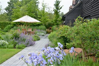 1-acre garden near Tring, Hertfordshire, designed to balance a sense of sanctuary with a connection to beautiful surroundings.
SGD Award Finalist & winner of national landscaping Award.
Visit: https://www.thegardenco.co.uk/residential/rural-retreat/
