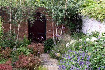 Courtyard garden, Cheltenham, in a country style.