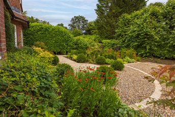 A geometric design for a welcoming front garden