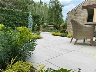 A modern courtyard garden in Yorkshire