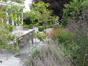 Small contemporary garden in Hampstead, plans required approval from Hampstead Garden Suburb Trust.
Designed by James Scott and built by The Garden Company.
SGD Award Finalist.
https://www.thegardenco.co.uk/residential/contemporary-classic/

