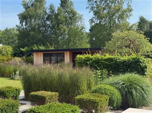 A modern Yorkshire garden and garden room