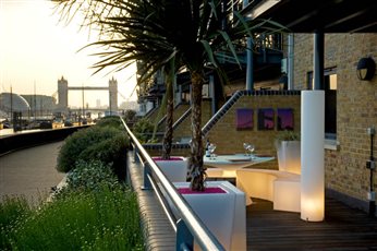This riverside terrace garden is been designed with relaxation and sophistication in mind. The focus is on simplicity, combining high-quality features with a hint of playfulness, to avoid detracting from the magnificent views of the Thames and Tower 