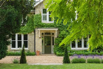 Edwardian House Cambridge

Limestone paving, Belgian bricks, formal trees and informal planting.