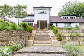 Large stone steps form a major focal point in this garden in Heaton Mersey on two levels. The steps have been extended to create a terraced kitchen garden that makes the most of the sunny site.