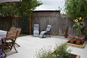 Contemporary Family Garden

Products used: Kebur Pro Venus Pearl Porcelain Paving, Black Brazilian Slate Setts, Scottish Pebbles, KDM Planed Treated Green Softwood Sleepers, Fuga-Pave Flex XP Grout