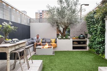 Battersea: Young professional’s city flat garden.
Entertaining and cooking areas and a genuine sense of ‘indoors out’.
Integrated seating with a large centre raised bed with mature Olive tree and purpose-built Green Egg station. 