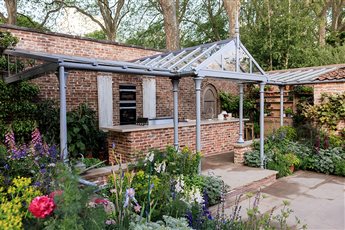 KonigOutdoor kitchen on the Savills Garden at Chelsea Flower Show 2023. Garden designed by Mark Gregory. Photography by @Olliedixonphoto.