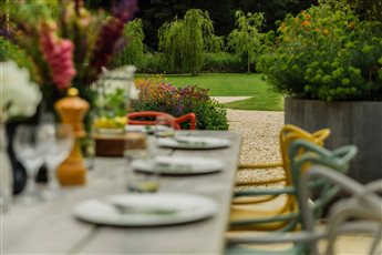 Farmhouse courtyard garden