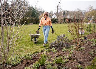 lucy conochie setting out plants