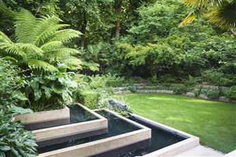 Garden in the Little Boltons, London showing water feature.  Photo Rachael Warne.