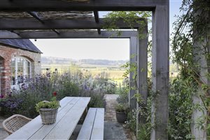 James Alexander-Sinclair FSGLD - Coates Barn. Photograph © Britt Willoughby Dyer