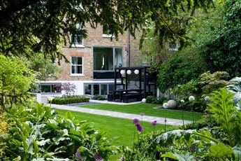 The garden was loosely based on Japanese landscaping utilising simple lines and repetitive patterns. A paved area directly at the top of the terrace allows option for a table and chairs to be placed on it for formal dining. 