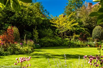 A hidden and secret gem that feels like a countryside location but is actually in London NW7!  Lots of privacy was included to make it feel enclosed, with relaxed and seasonal planting style.