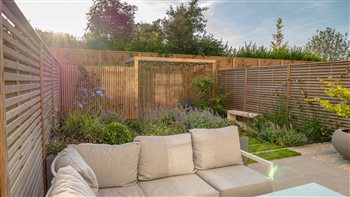Relaxed seating city garden