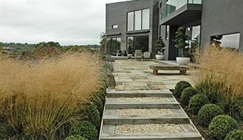 Large contemporary garden - Russell's Water, Oxfordshire