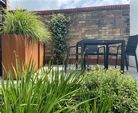 Central Cambridge Courtyard

Corten steel containers, sandblasted sandstone and evergreen low maintenance planting

