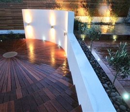 This hardwood deck is almost 5m in diameter and fits perfectly within the curved rendered wall for stylish effect 