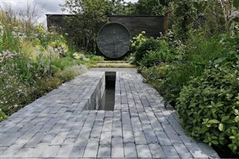 A Place to Meet Again at Hampton Court Garden Festival 2021 - People's Choice Award and Silver Gilt (Kebur constructed this garden in collaboration with APL, designed by Mike Long)
Products: Kebur Asian Blue Limestone Setts, Brazilian Black Paving 